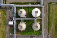 Vista aérea de cuatro tanques esféricos en una planta industrial