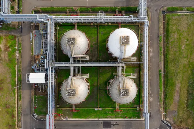 Vista aérea de cuatro tanques esféricos en una planta industrial