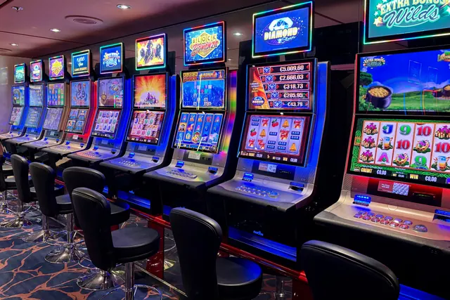 Interior de un casino con máquinas de juego, sector de las apuestas