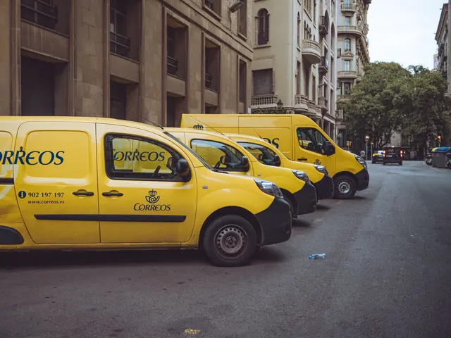 Furgoneta de reparto postal aparcada en una calle