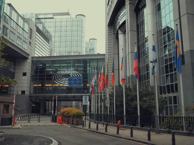 Banderas de la Unión Europea frente a la sede de la Comisión Europea en Bruselas