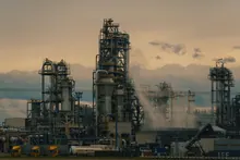 Torres y tuberías de una refinería industrial al atardecer