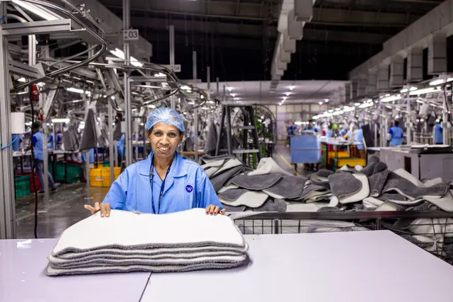 Trabajadores en una planta de montaje de aviones