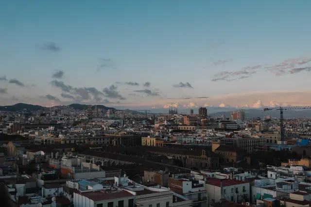 Vista aérea de un centro urbano con calles y tejados de edificios densamente agrupados