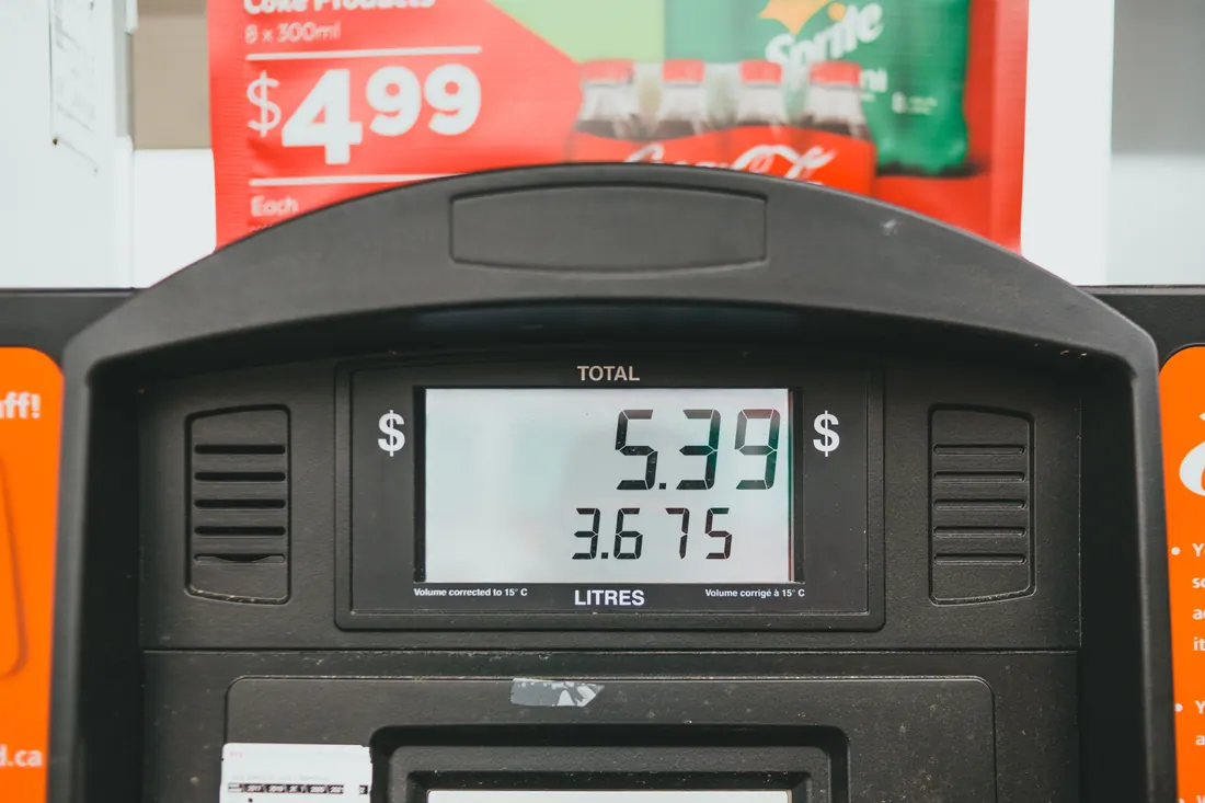 Surtidores de una gasolinera con los precios de gasolina y diésel