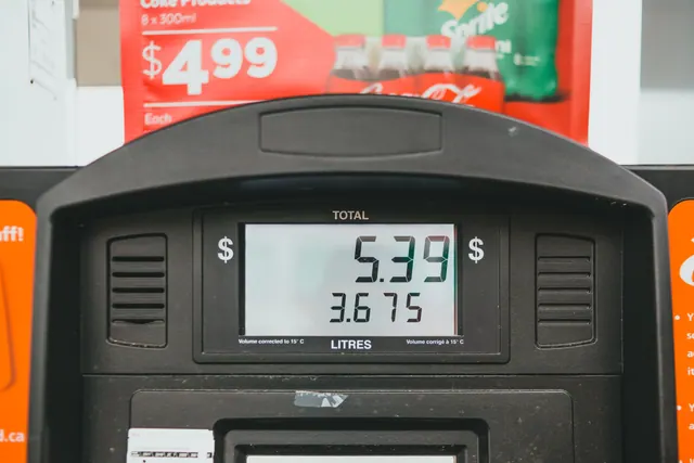 Surtidores de una gasolinera con los precios de gasolina y diésel