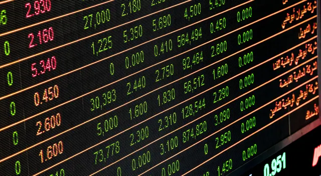 Pantallas de cotización bursátil con datos de acciones europeas