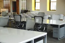 Oficina vacía con mesas y sillas ergonómicas