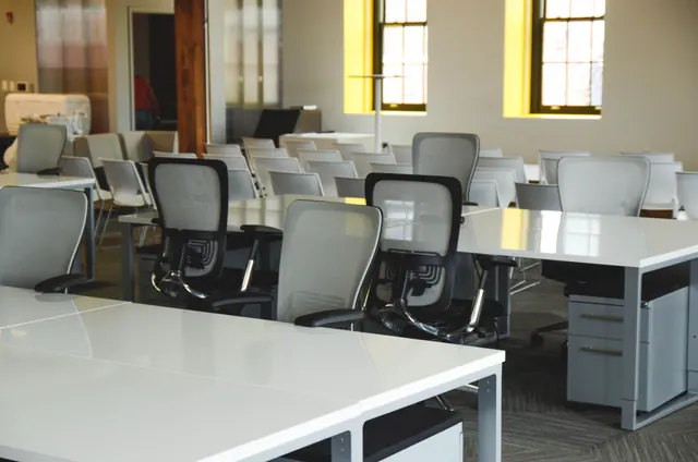 Oficina vacía con mesas y sillas ergonómicas