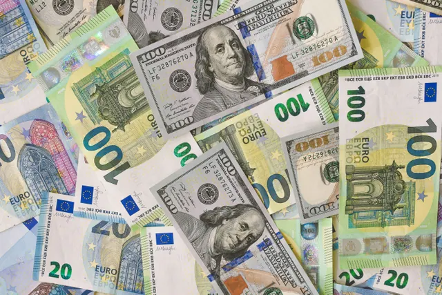Representación de monedas digitales y billetes de dólar y euro sobre gráficos financieros