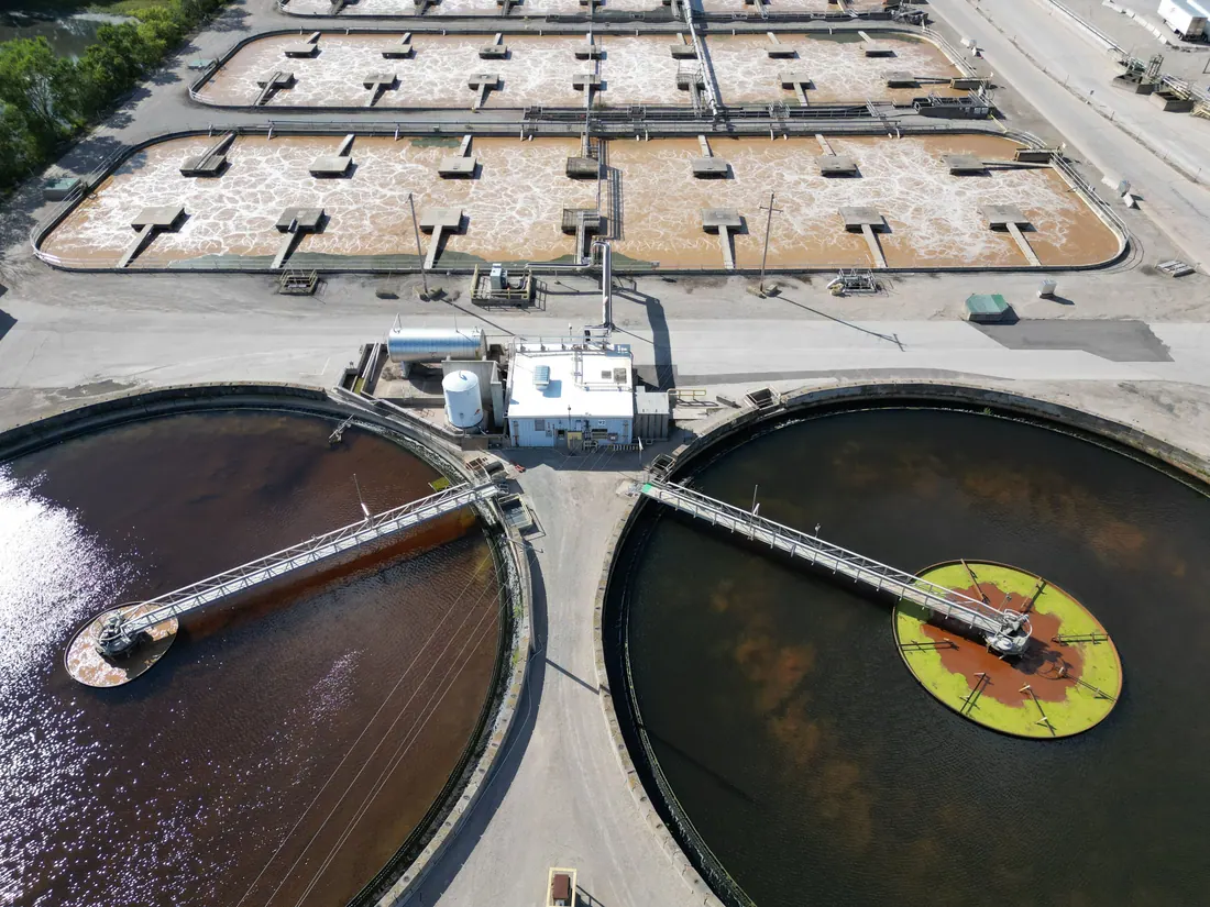 Vista aérea de una planta de tratamiento de aguas residuales