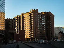 Bloques de viviendas junto a una iglesia en una calle urbana