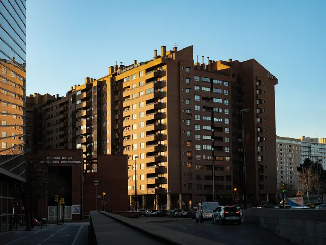 Bloques de viviendas junto a una iglesia en una calle urbana