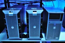 Servidores informáticos iluminados en un centro de datos