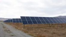 Instalación de paneles solares en terreno montañoso