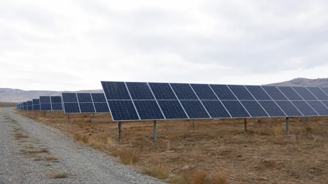 Instalación de paneles solares en terreno montañoso