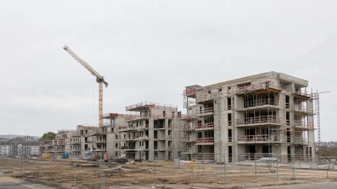 Obra de construcción de viviendas residenciales con grúa de obra
