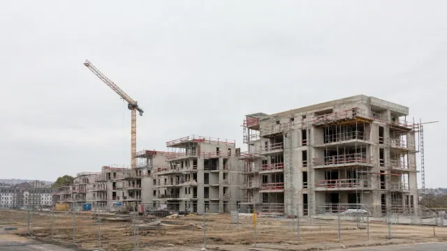 Obra de construcción de viviendas residenciales con grúa de obra
