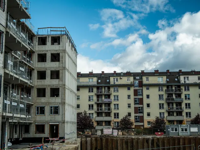 Edificio en construcción junto a bloques de viviendas terminados