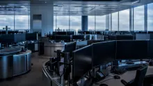 Oficina diáfana en un rascacielos con puestos de trabajo vacíos y vistas a la ciudad