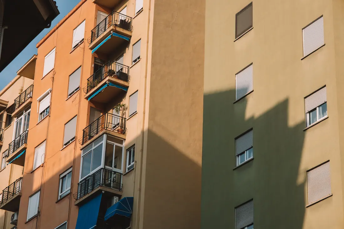 Fachadas de edificios de viviendas con balcones y persianas