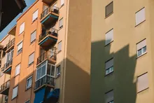 Fachadas de edificios de viviendas con balcones y persianas
