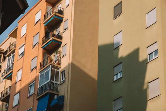 Fachadas de edificios de viviendas con balcones y persianas