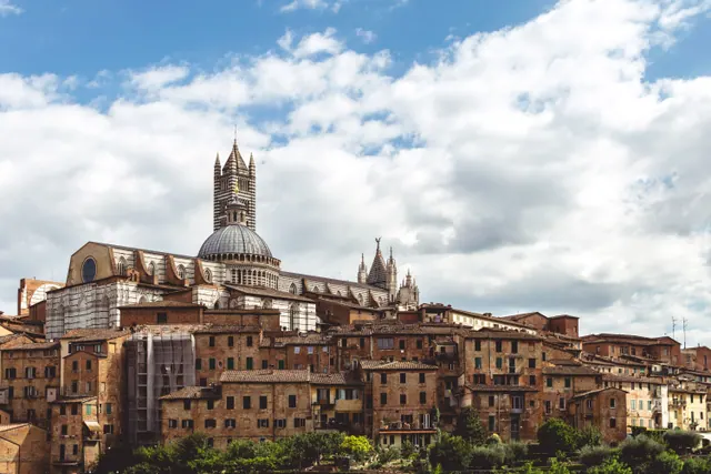 Sede histórica de un banco italiano en Siena, con la fachada de piedra del edificio