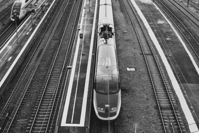 Vista aérea de un tren entrando en una estación con varias vías
