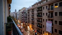 Vista nocturna de una calle urbana con edificios de viviendas desde un balcón