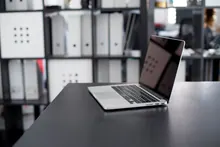 Portátil abierto sobre una mesa en una oficina