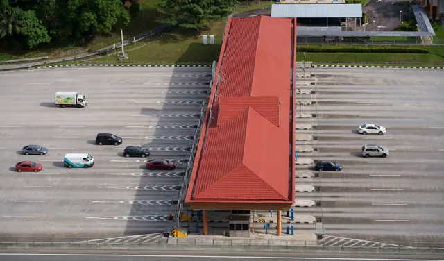 Vista aérea de una autopista de peaje con viaductos y carriles separados