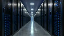 Pasillo de centro de datos con servidores en racks a ambos lados