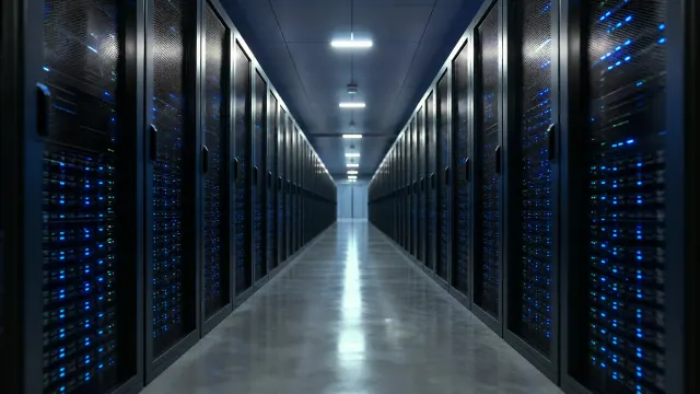 Pasillo de centro de datos con servidores en racks a ambos lados