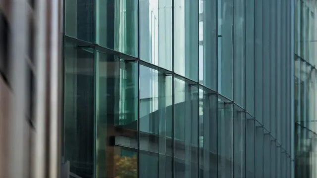 Fachada acristalada de un edificio de oficinas moderno
