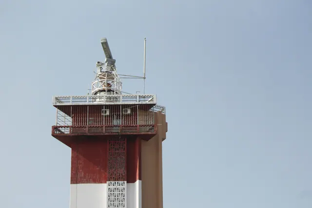 Torre de vigilancia con radar en la parte superior