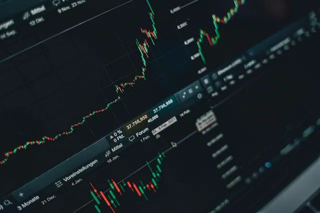 Pantallas con la cotización de bonos soberanos en un mercado financiero