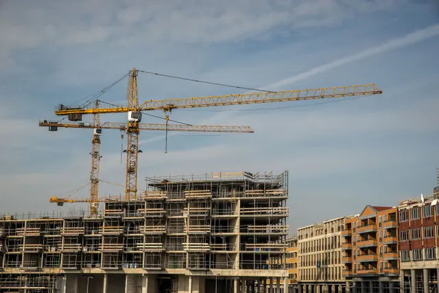 Grúas de construcción sobre un edificio de viviendas en obras