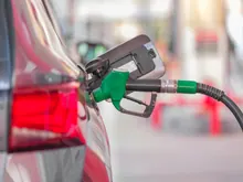 Repostando combustible en un vehículo en una gasolinera