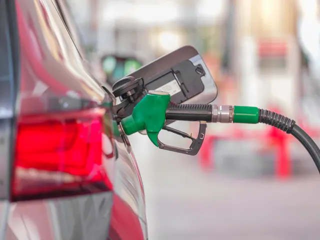Repostando combustible en un vehículo en una gasolinera