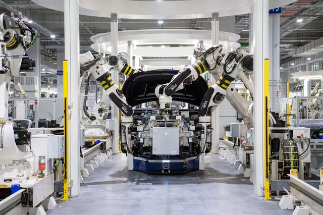 Brazos robóticos trabajando en una línea de montaje de una fábrica de automóviles
