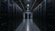 Pasillo de centro de datos con armarios servidores a ambos lados