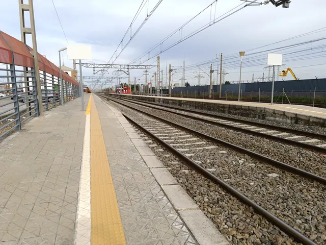 Andén y vías de una estación de tren vacía