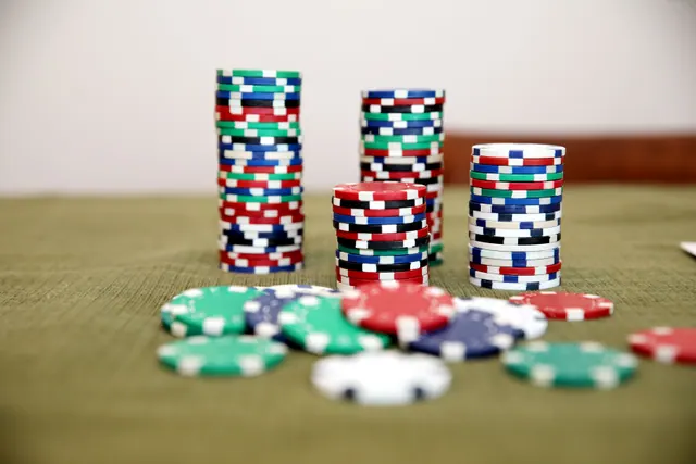 Fichas y mesa de casino que ilustran el negocio del juego