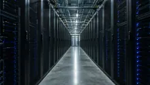 Pasillo de un centro de datos con servidores a ambos lados