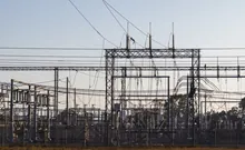 Subestación eléctrica con torres y cableado de alta tensión