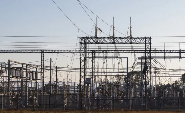 Subestación eléctrica con torres y cableado de alta tensión