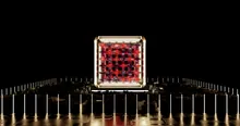 Representación digital de un procesador o chip sobre una ciudad en miniatura