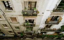 Vista cenital de balcones con plantas en un edificio antiguo