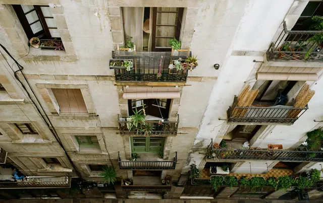 Vista cenital de balcones con plantas en un edificio antiguo